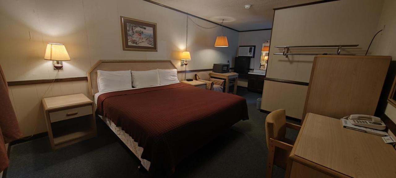 Twin Pine Motel